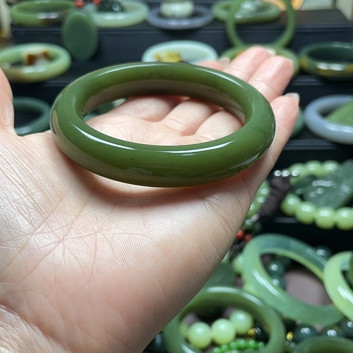 ①****和田玉未镶嵌手镯