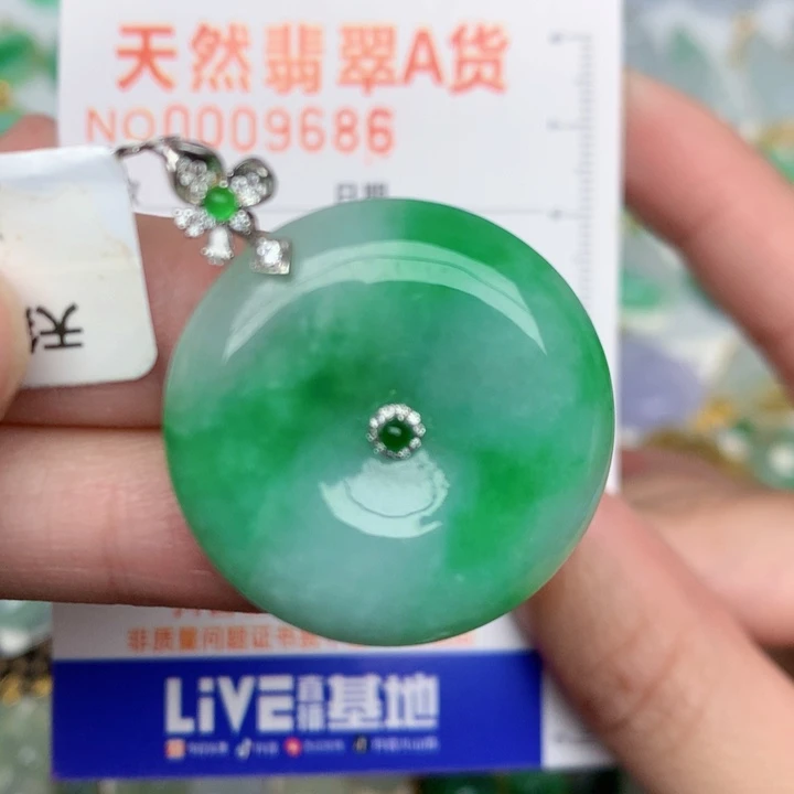 颈饰18K金镶嵌翡翠扣