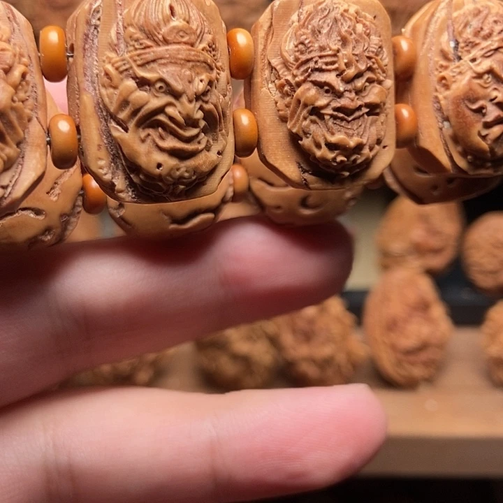 桃核浮雕明王手牌