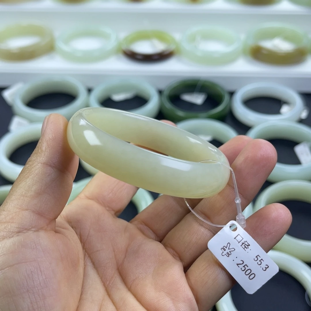 和田玉未镶嵌手镯