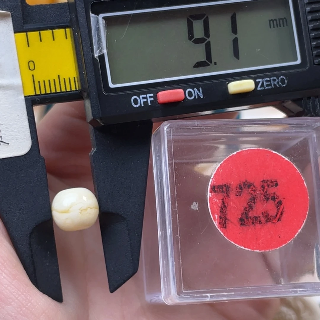 蜜蜡未镶嵌珠宝奇石