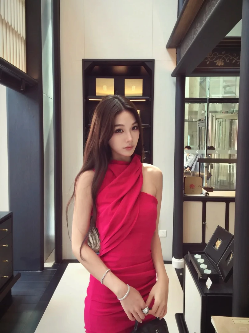 性感辣妹ins气质露肩连衣裙女夏季2025新款设计感小众显瘦短裙子