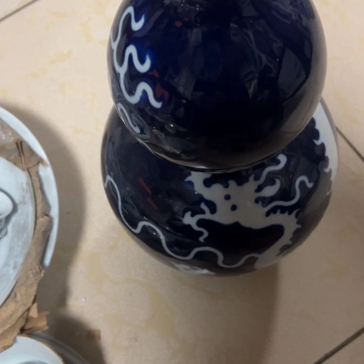 行****缸景德镇陶瓷雕刻的瓶子