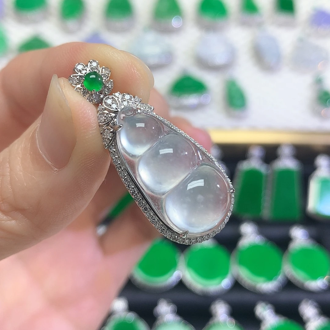 颈饰18K金镶嵌翡翠吊坠