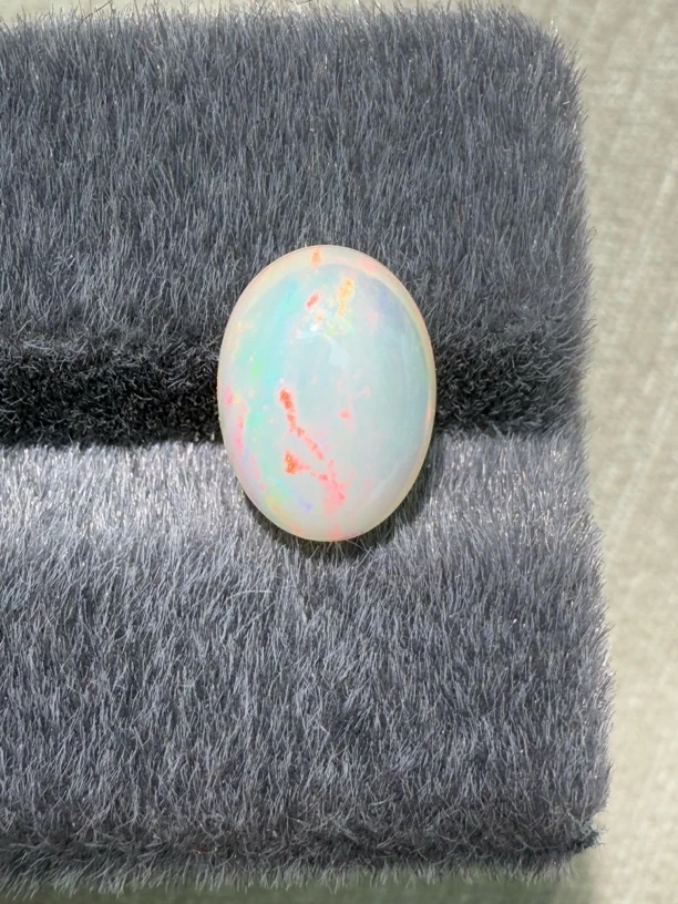 2.325ct天然彩欧泊裸石，颜色美艳，油画般色彩，尺寸11.1*8.1*5.5mm