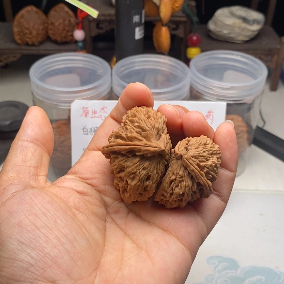 文玩核桃吊坠白狮子异形