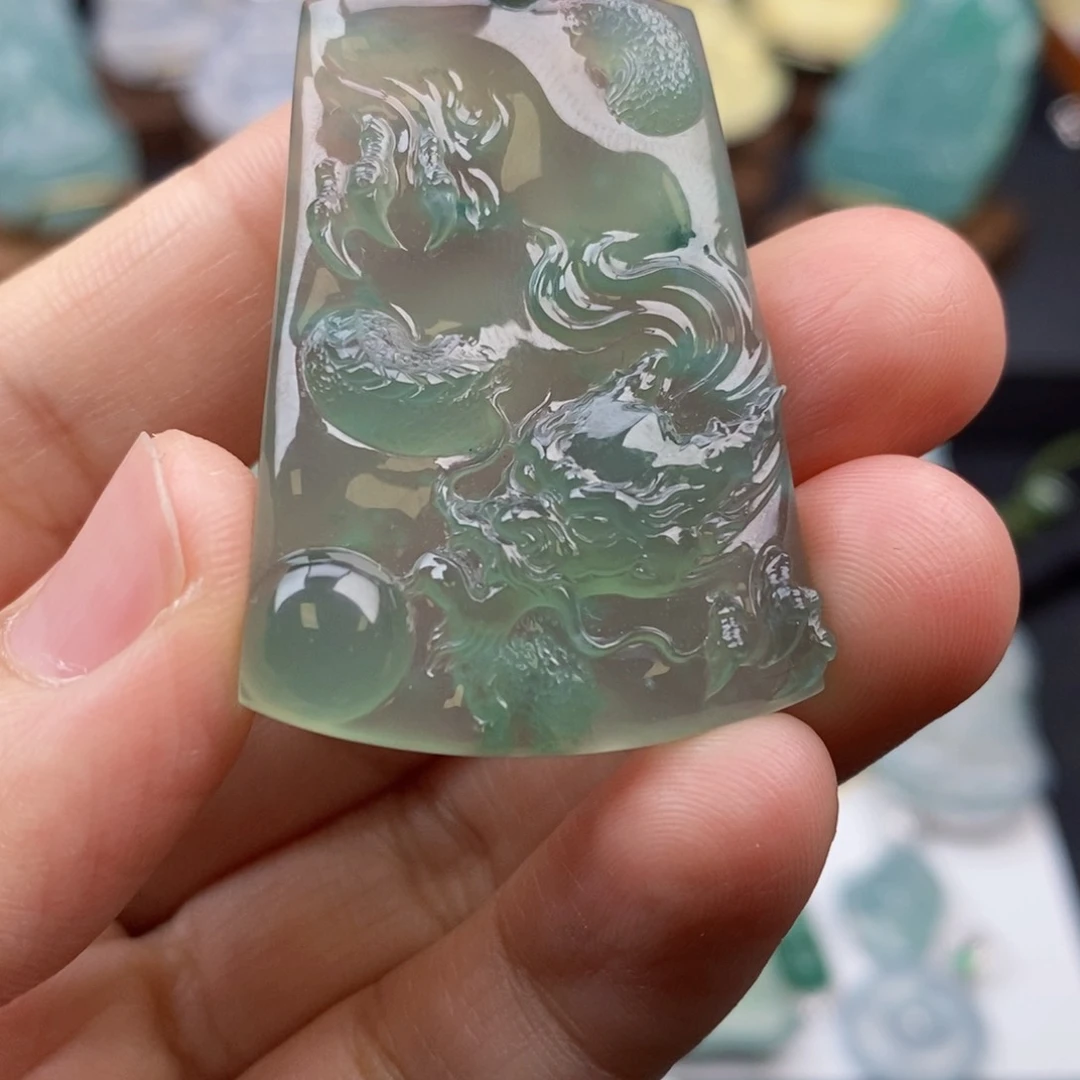 翡翠18K金镶嵌颈饰龙牌