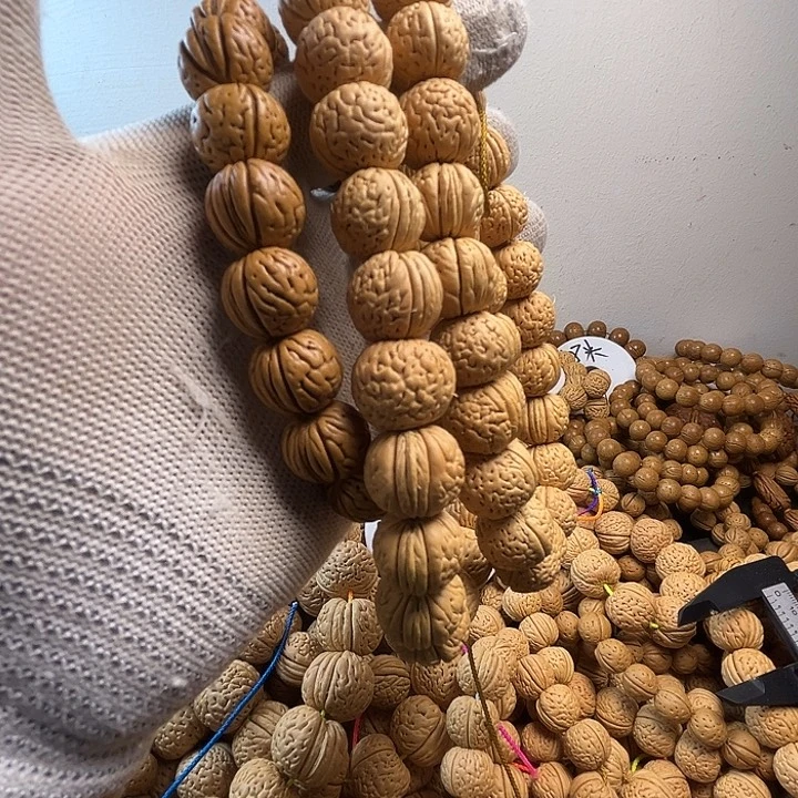 紫***呈桃核吊坠桃核的大小取决有几条线