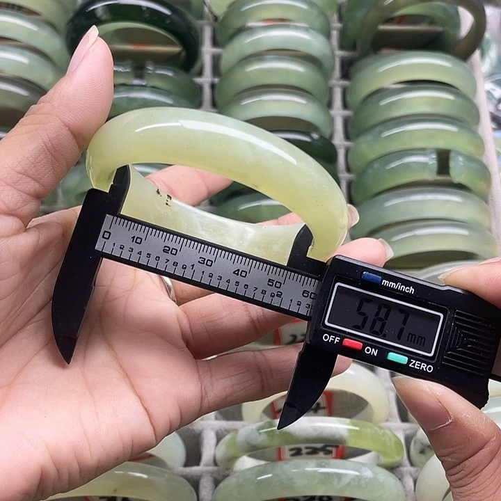 蛇纹石玉未镶嵌手镯223