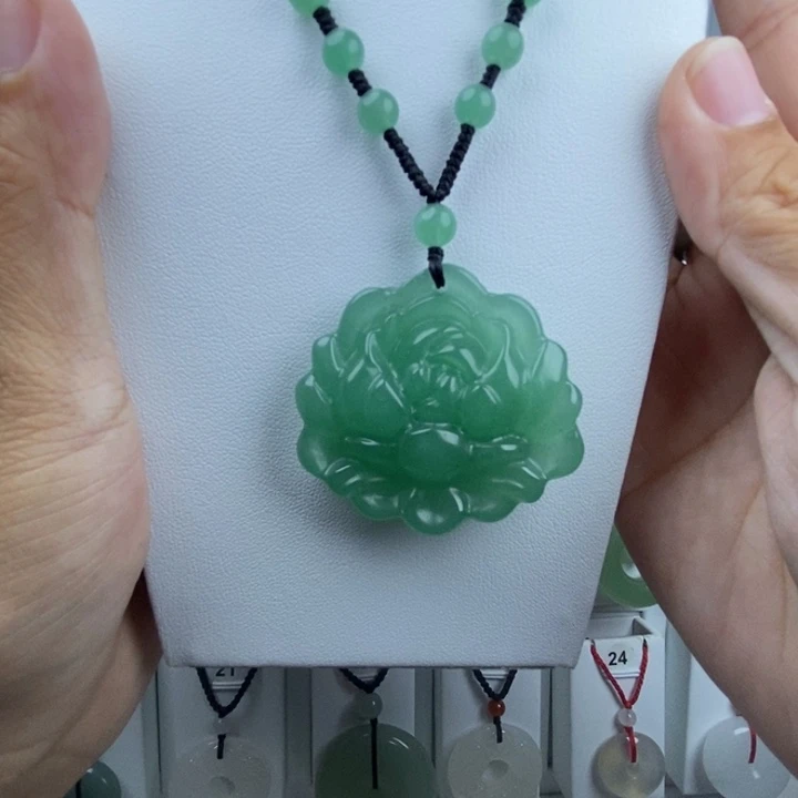 颈饰未镶嵌石英质玉