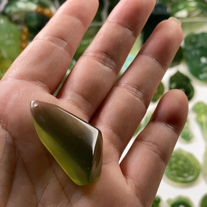 蛇纹石玉未镶嵌颈饰