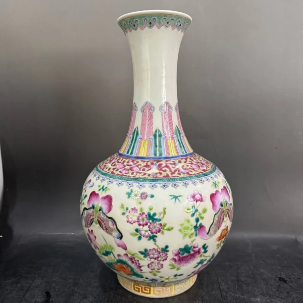 1002 粉彩蝶恋花玉堂春瓶