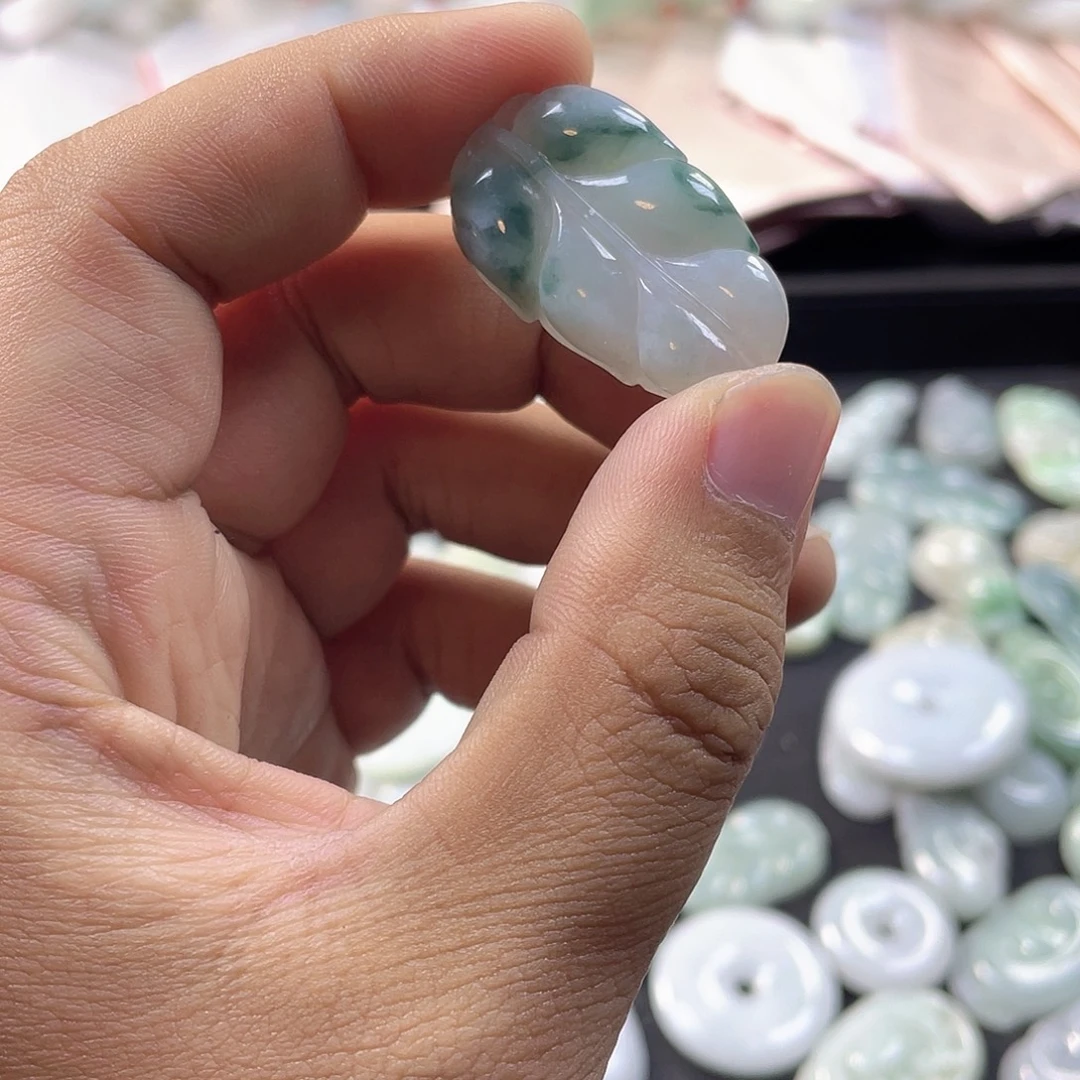 翡翠未镶嵌颈饰叶子