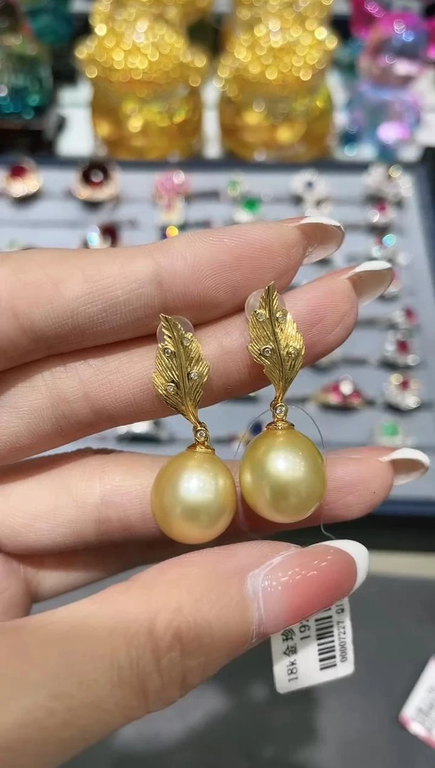 18K金镶嵌金色海水珍珠耳饰