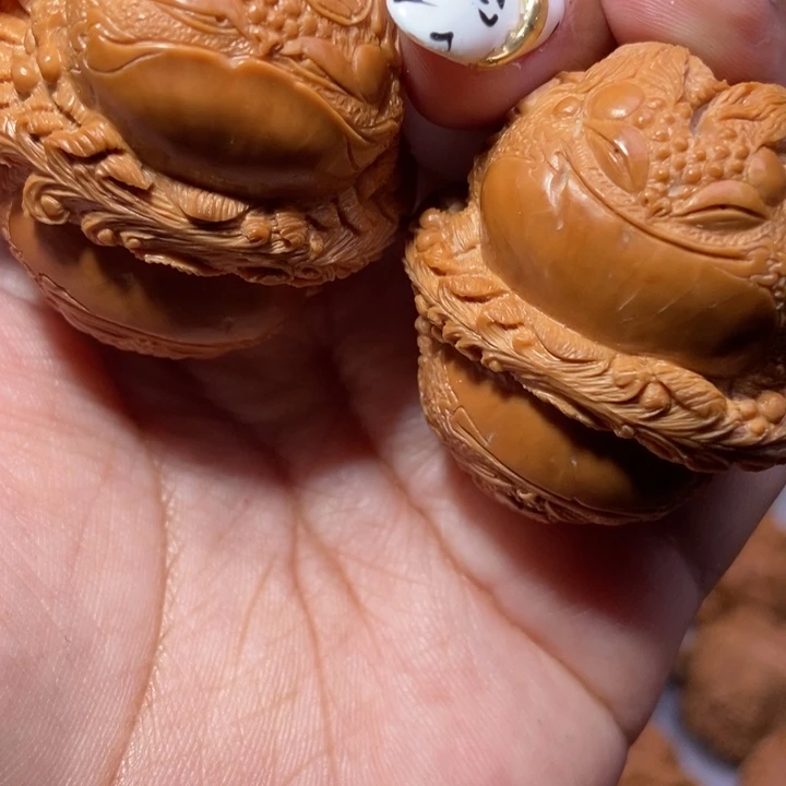 清***忍元宝核桃雕刻的金蟾