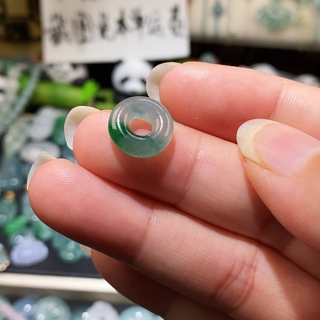 翡翠未镶嵌颈饰飘花甜甜圈