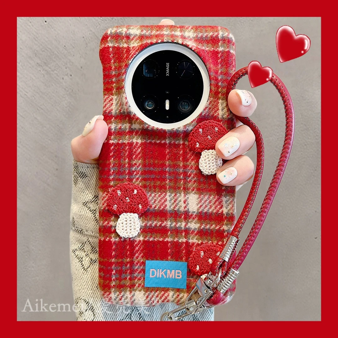 适用华为mate70pro+手机壳红绒布撞色mate60pro+格纹刺绣蘑菇手绳