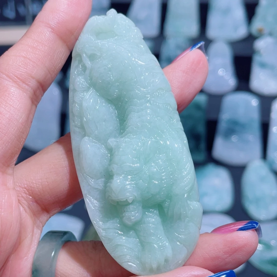 翡翠未镶嵌颈饰下山虎