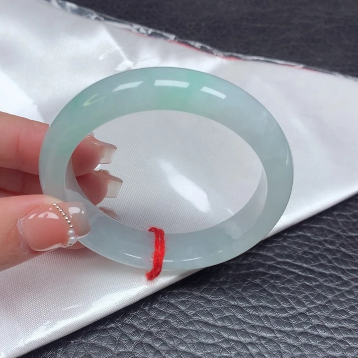 翡翠手镯未镶嵌。