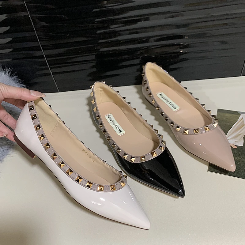 百搭尖头单鞋拼色漆皮休闲平跟女鞋新款气质铆钉韩版浅口平底鞋女