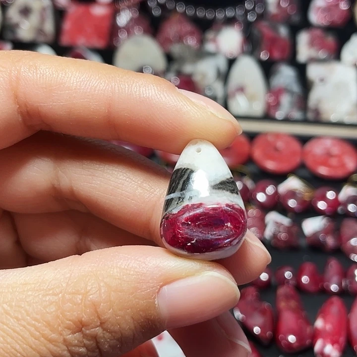 天然辰砂原石晶体吊坠