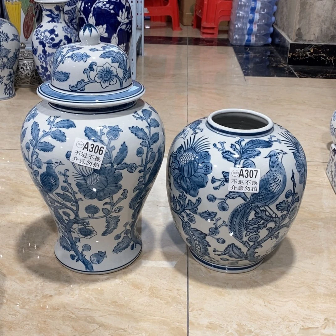 【闪购商品】摆件用****4两个瓷器，微瑕……