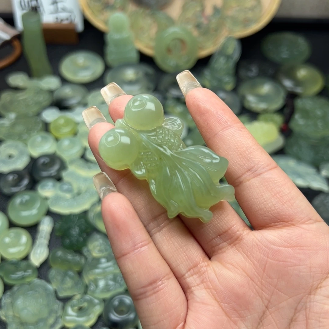蛇纹石玉未镶嵌颈饰大金鱼