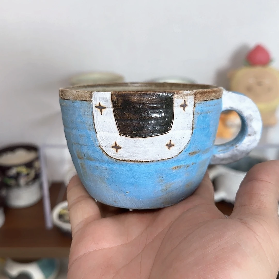 茶盏在家门口坐公交通工具都没