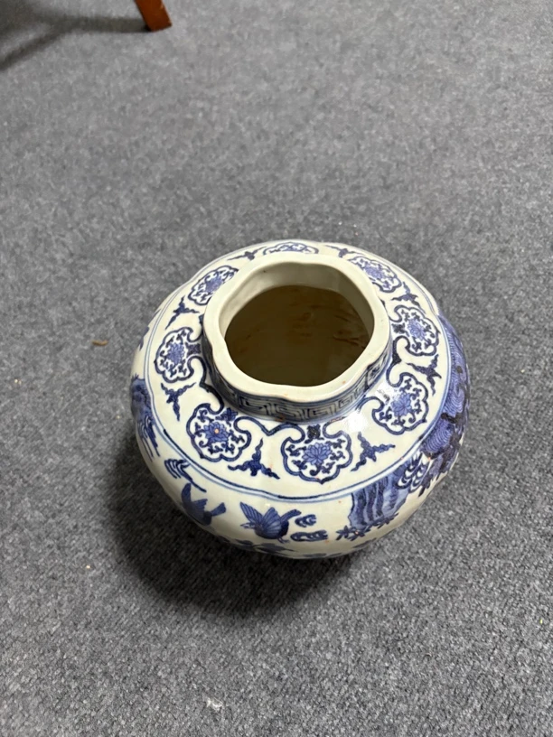 青花花卉纹饰大罐