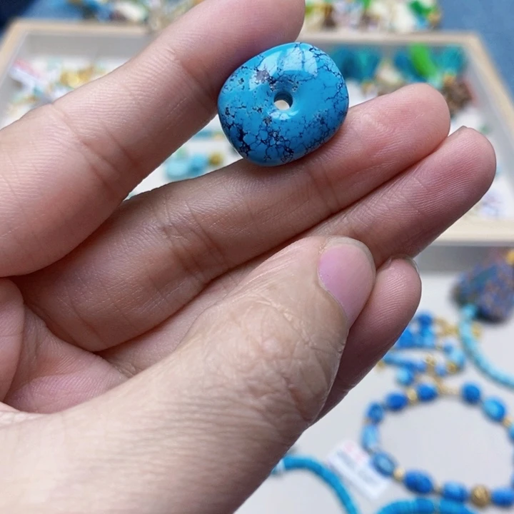 绿松石未镶嵌颈饰