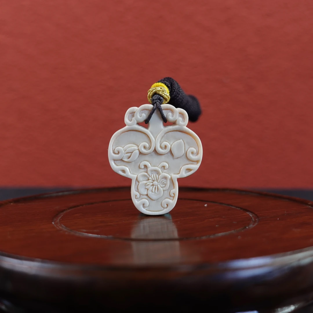 曹海姣(省大) 猛犸牙梅花三弄挂件 Y811