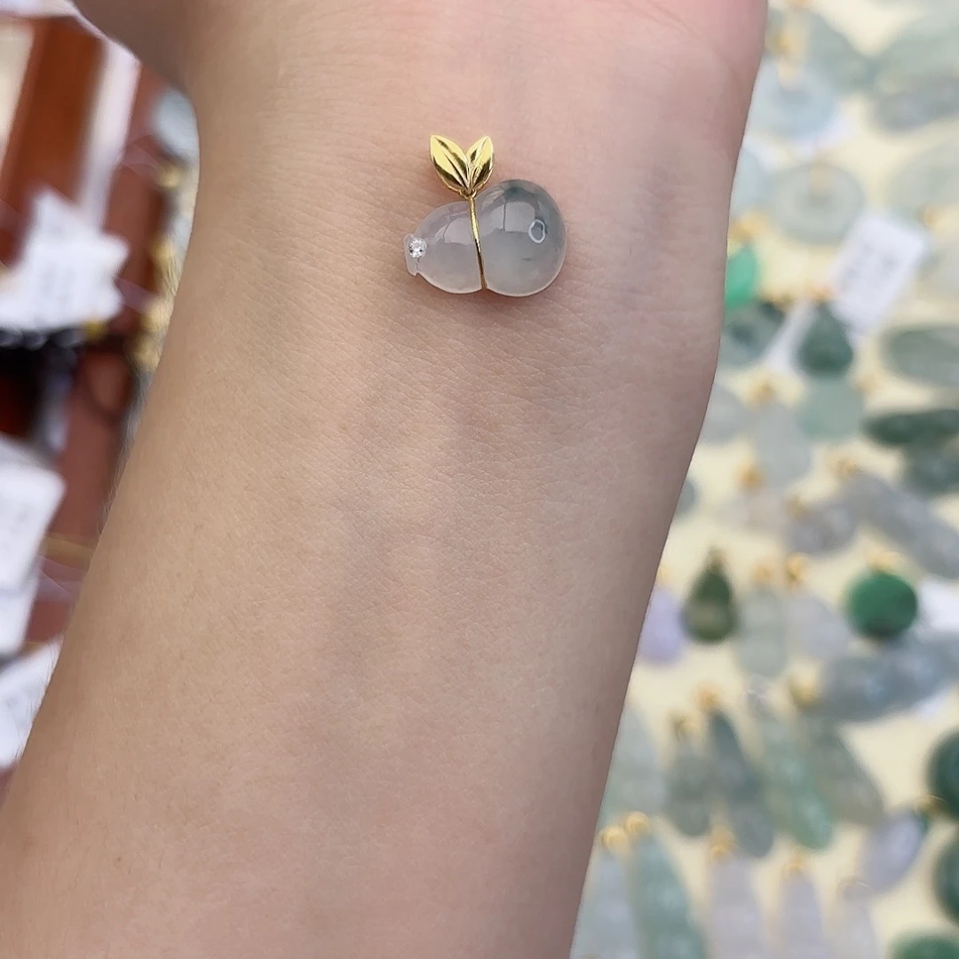 翡翠18K金镶嵌颈饰葫芦