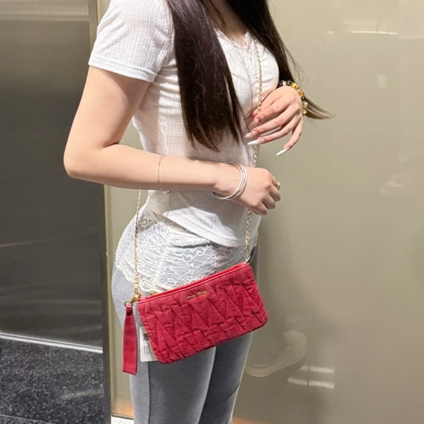 95新 MIU MIU/缪缪 miumiu 红色皱褶包/6001037