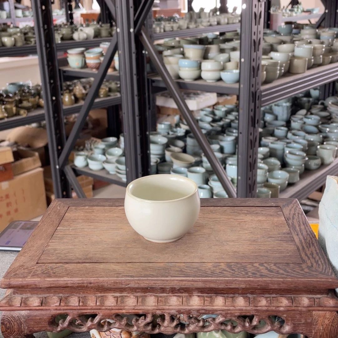 其他月白釉缸杯。