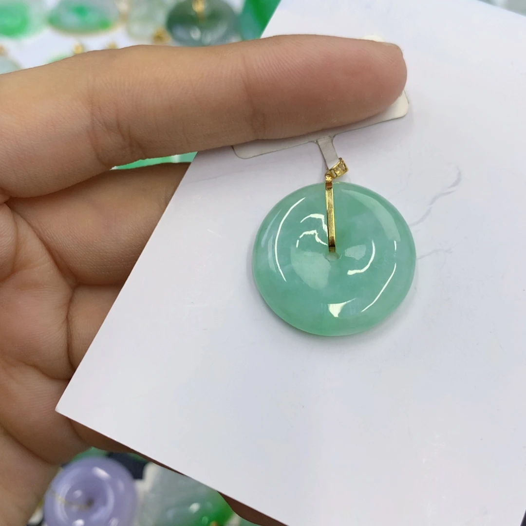 翡翠18K金镶嵌颈饰翡翠