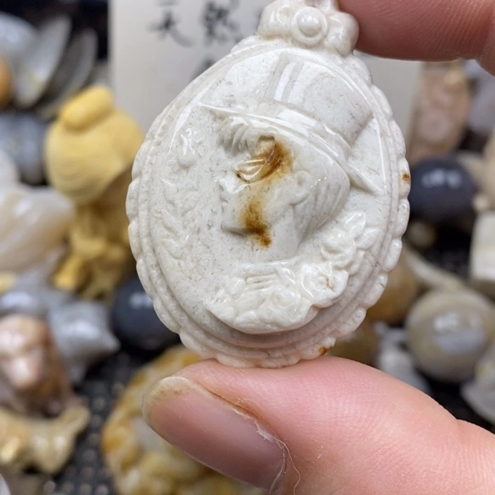 硅化珊瑚（珊瑚玉）未镶嵌颈饰