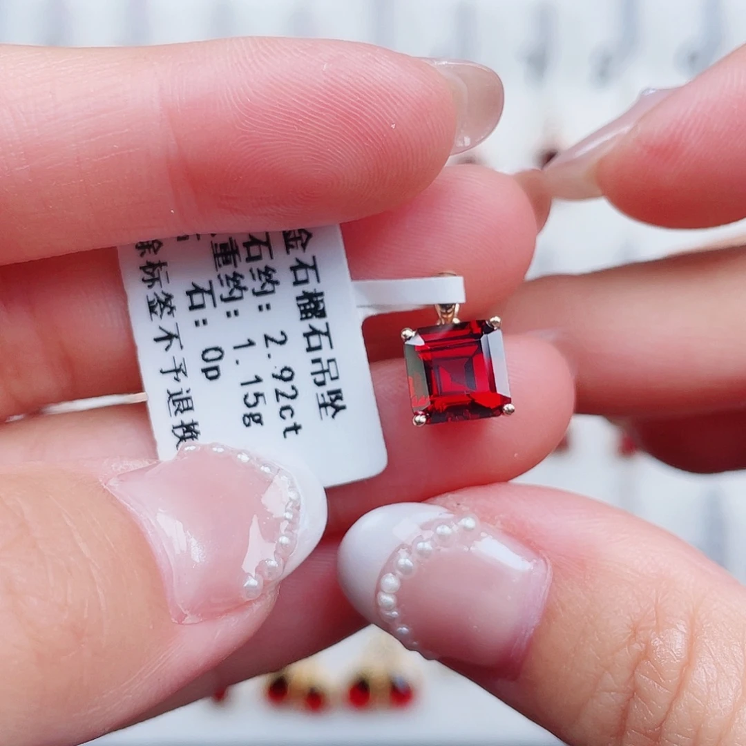 18K金镶嵌吊坠(不含链)石榴石
