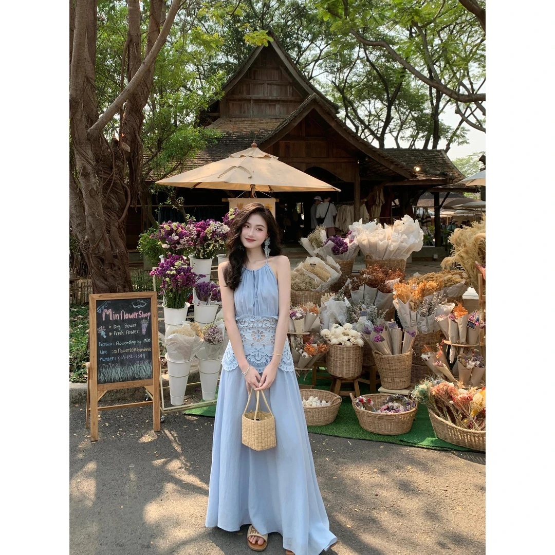 法式度假风挂脖镂空绣花系带连衣裙女高级感洋气减龄收腰显瘦长裙