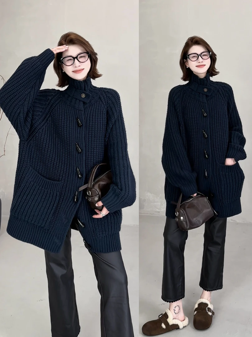月月 2025秋冬【温暖假日】牛角扣宽松显瘦女士针织衫 2510C6511
