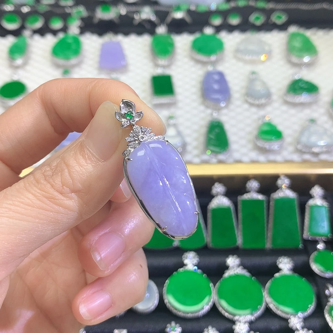 颈饰18K金镶嵌翡翠吊坠