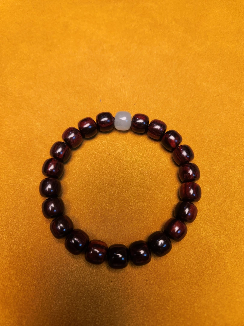 印度小叶紫檀1.0鸡血红火焰纹泥料配和田玉手串