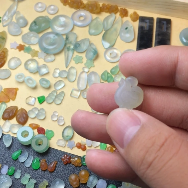 定制翡翠挂件未镶嵌