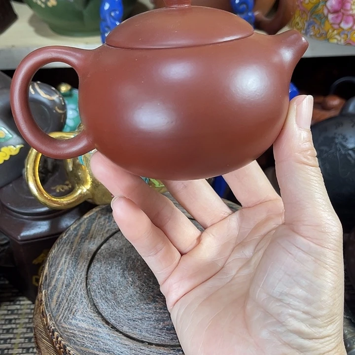 茶壶紫泥矿泥料手工制作的一把紫砂壶。