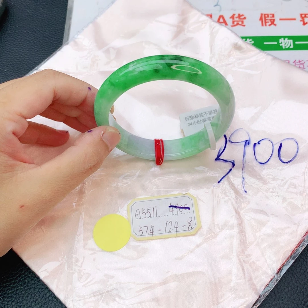 翡翠手镯未镶嵌翡翠