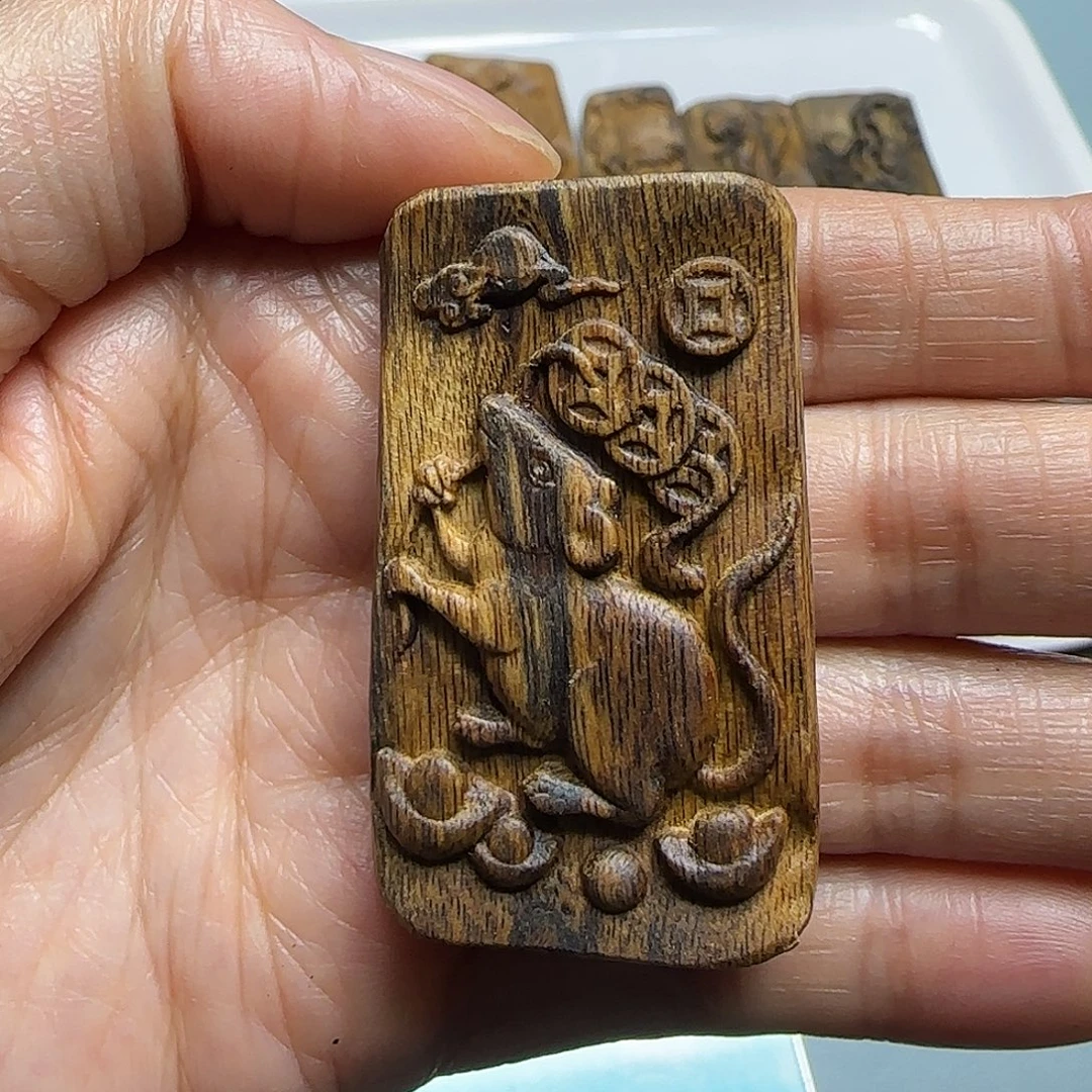 沉香碎屑沉香海南老白棋雕刻牌6.8克