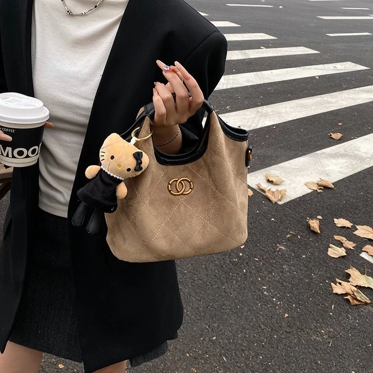 轻奢秋冬撞色麂绒包包女式2025新款通勤手提水桶包高级感单肩斜挎