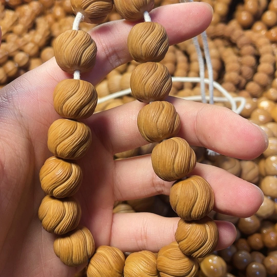 以**纸猴头手串手持卷卷酥