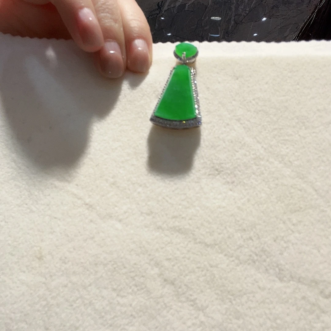 翡翠18K金镶嵌颈饰无事牌