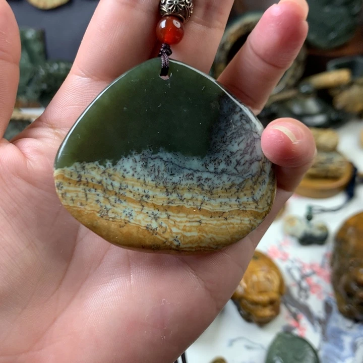 透闪石质玉未镶嵌颈饰