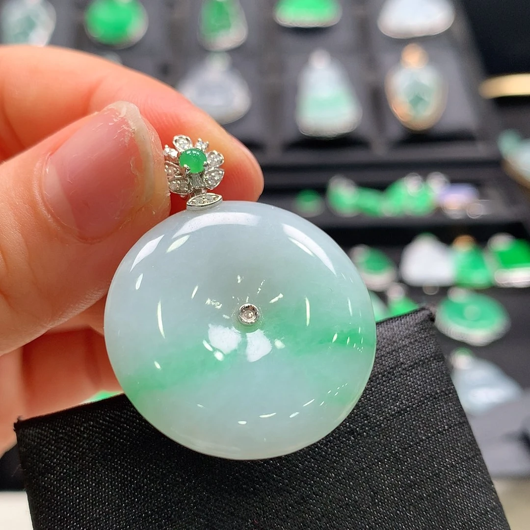 翡翠18K金镶嵌颈饰平安扣